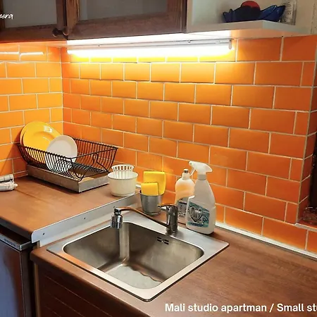 Mala Kuca Kraj Mora Apartmán *