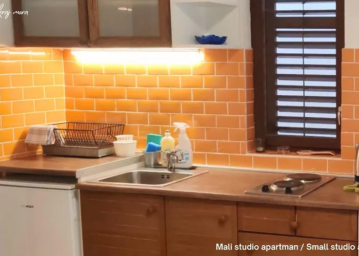 Mala Kuca Kraj Mora * Grebaštica