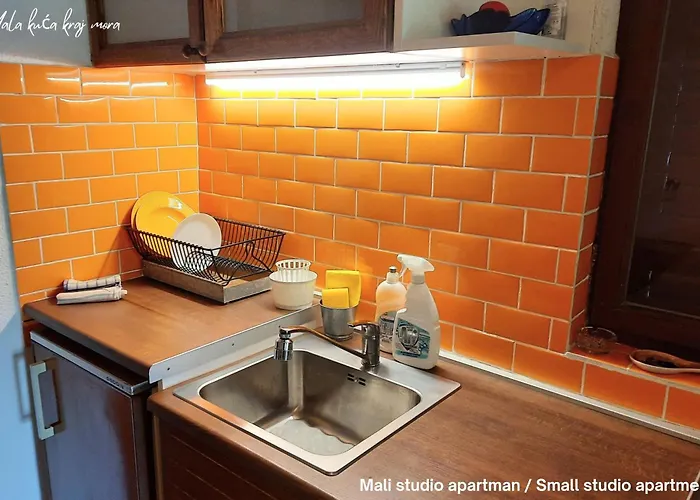 Mala Kuca Kraj Mora Apartment *