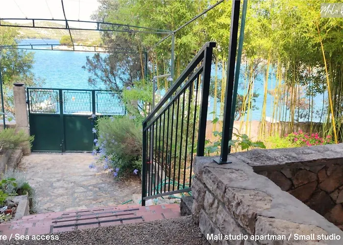 Mala Kuca Kraj Mora Apartmán *